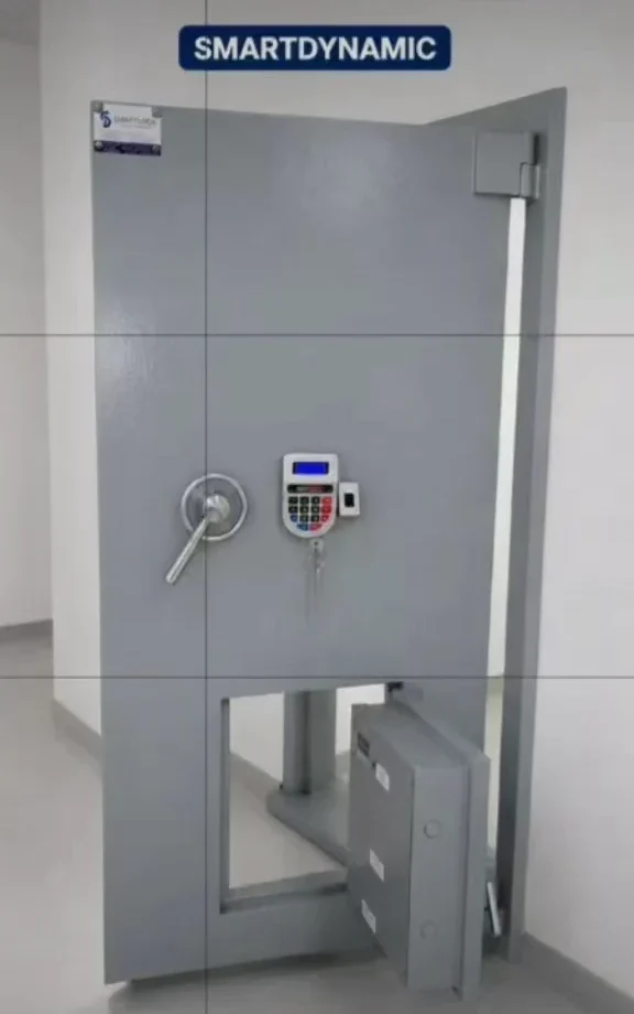 Porta forte SmartDynamic com fechadura electrónica e guiché