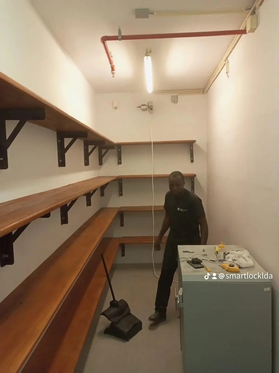 Casa forte com prateleiras — acabamento final