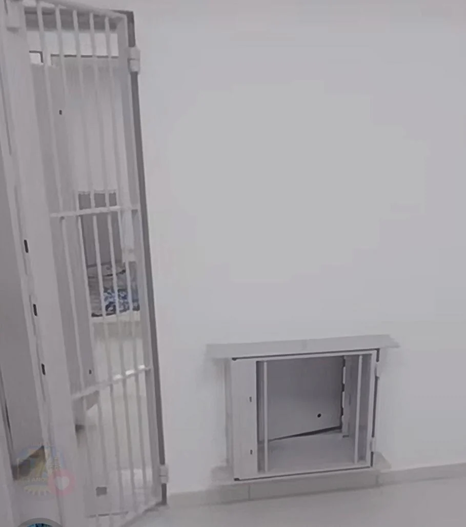 Gradão com guiché de passagem