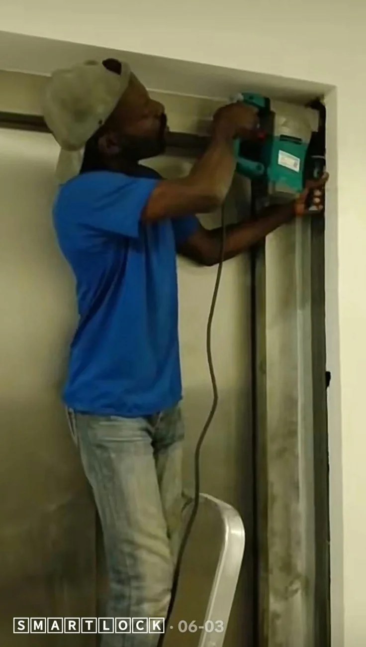 Fixação do aro de uma porta forte