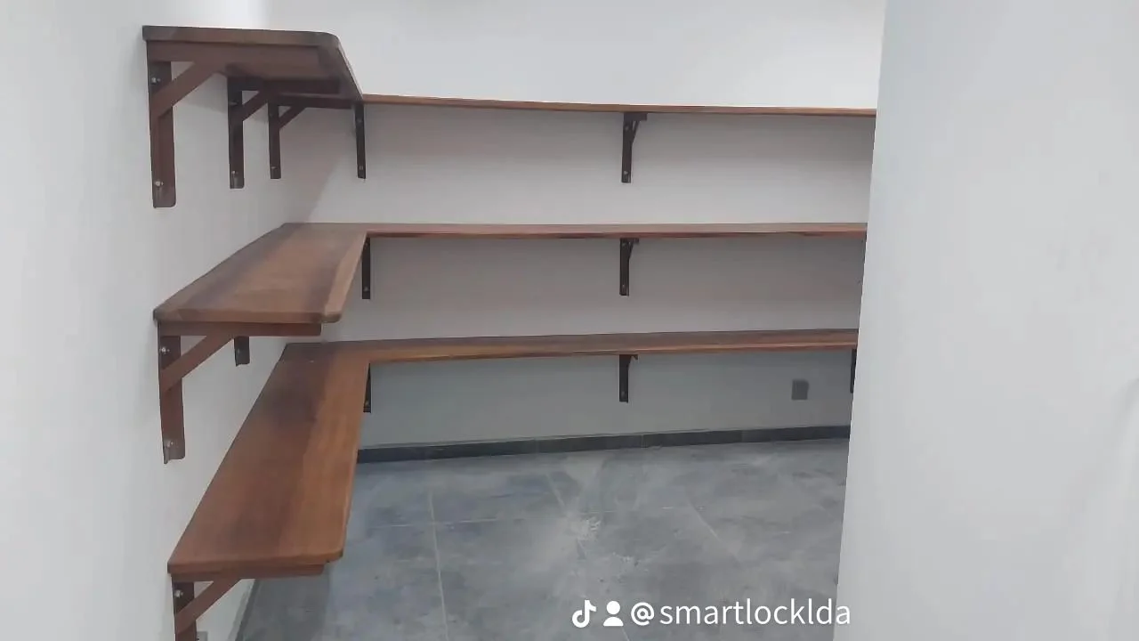Casa forte com prateleiras em madeira