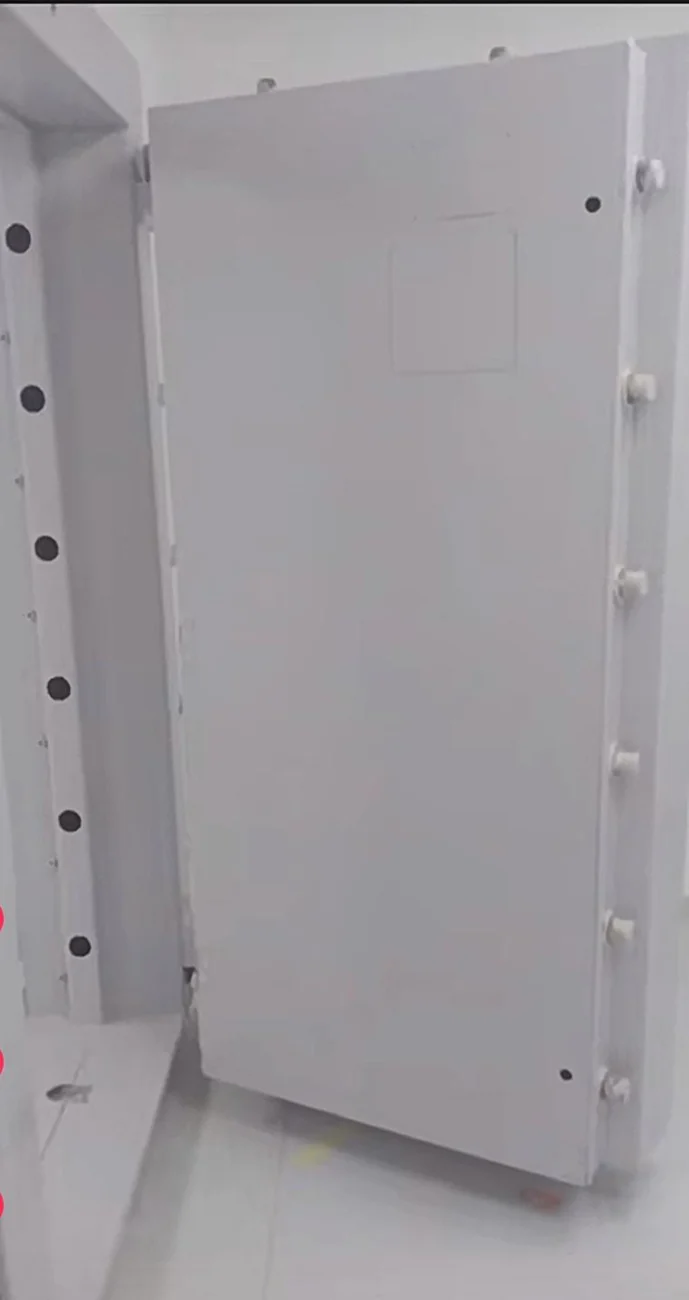 Porta de casa forte com trancas laterais