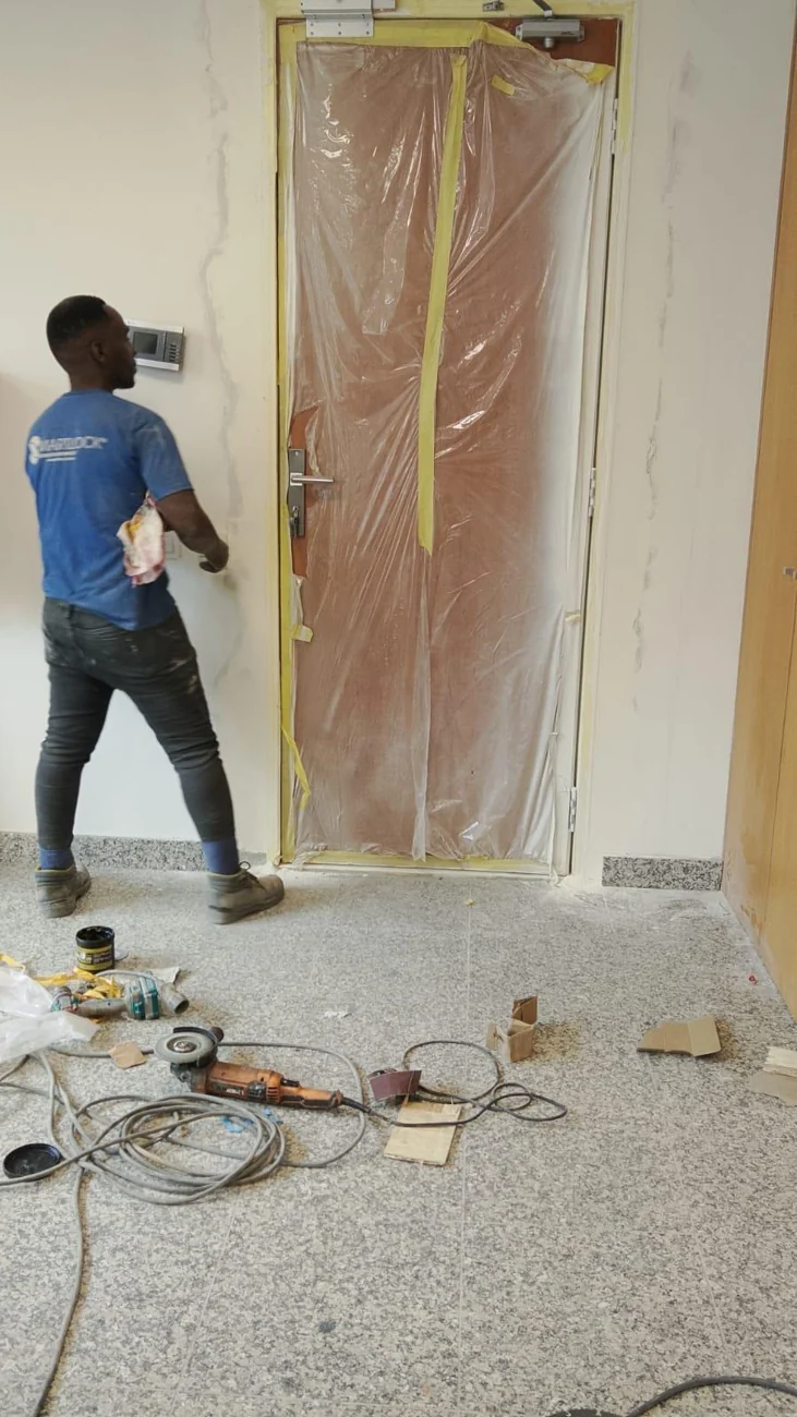 Montagem de porta com protecção de obra