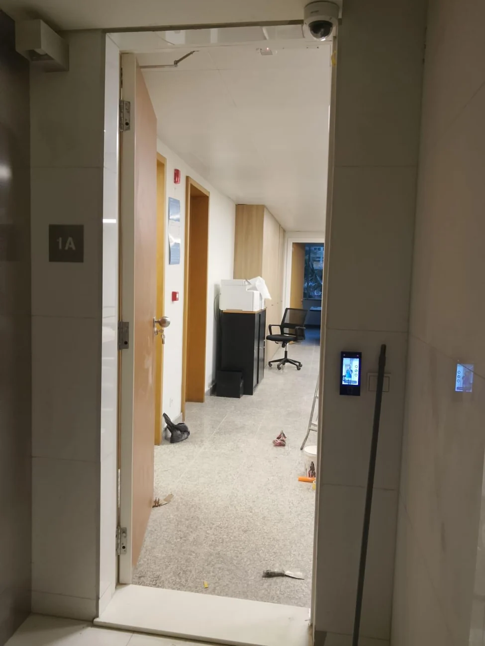 Acesso controlado por leitor electrónico