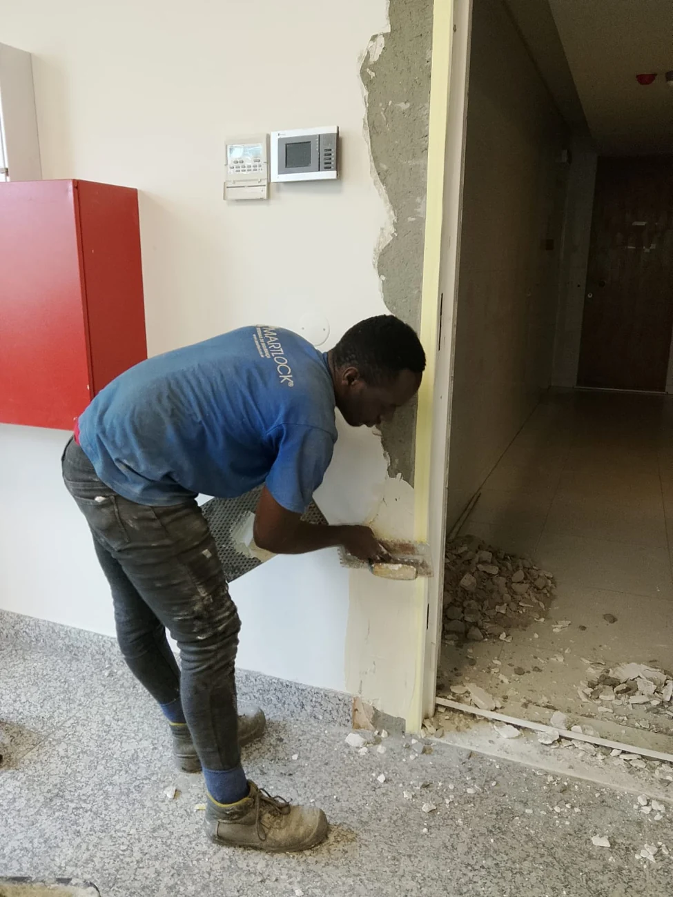 Técnico a preparar o vão para a instalação de uma porta