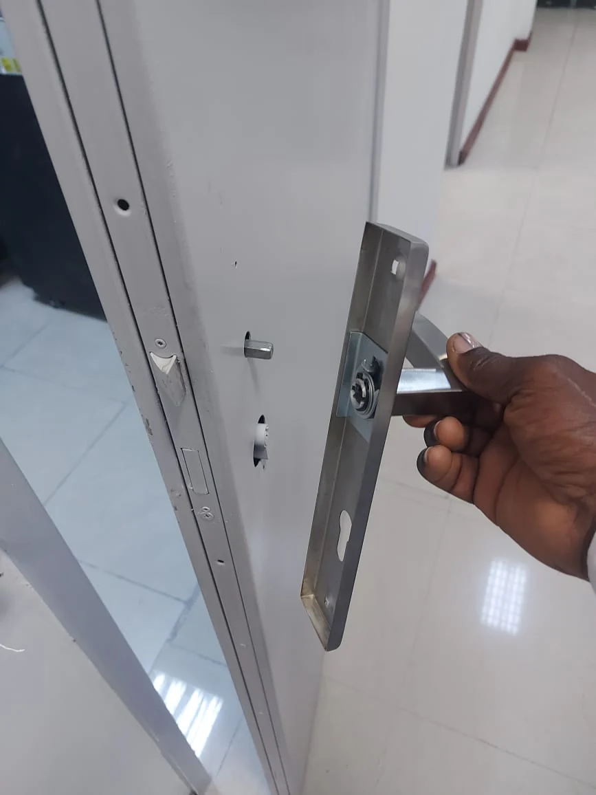 Ajuste da fechadura de uma porta de segurança