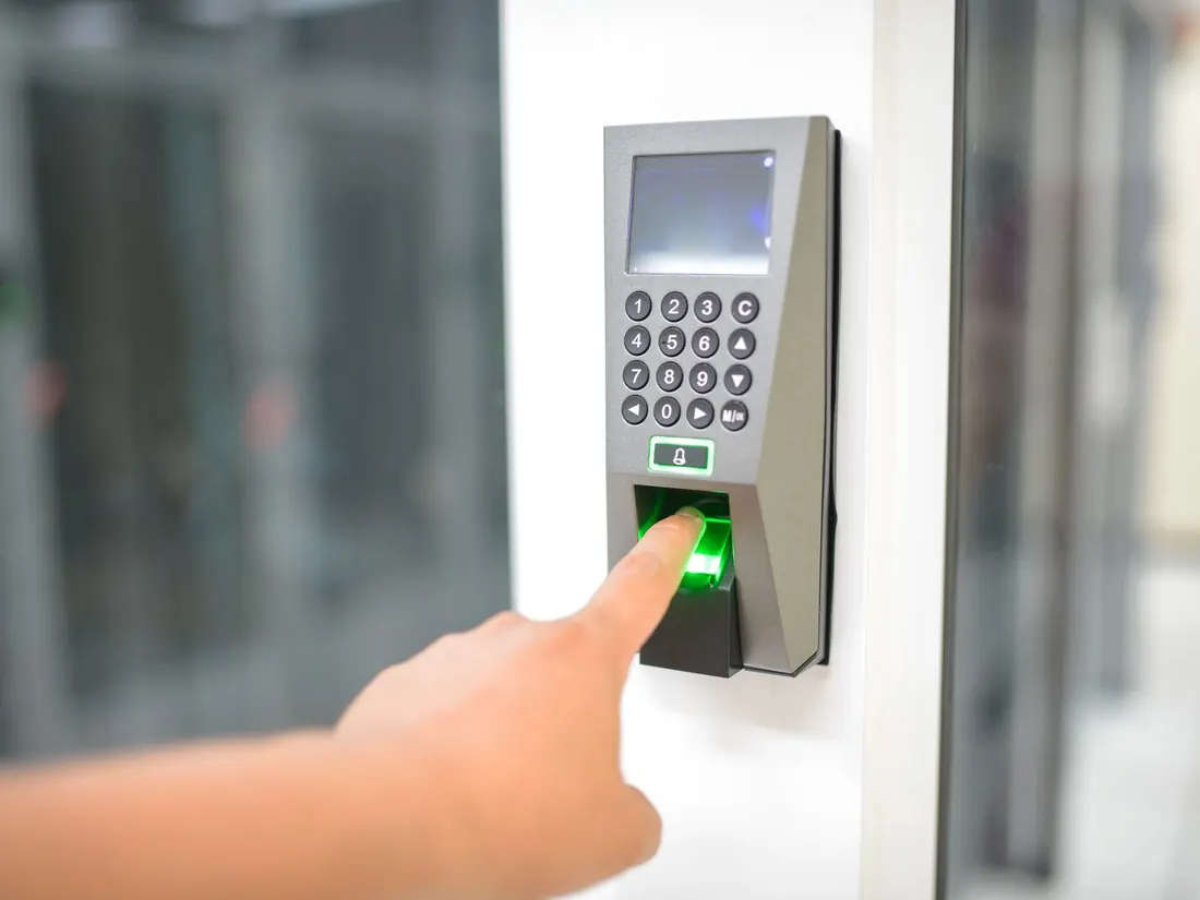 Leitor biométrico de impressão digital numa porta
