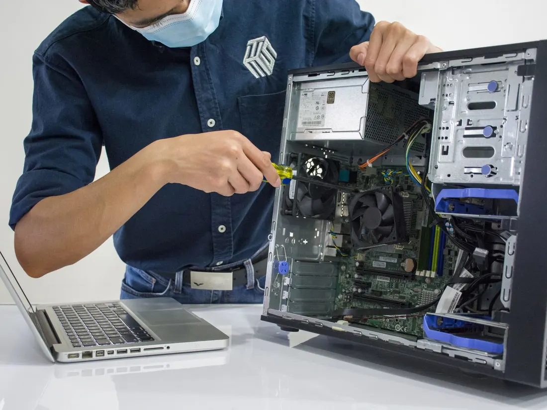 Técnico a reparar um computador