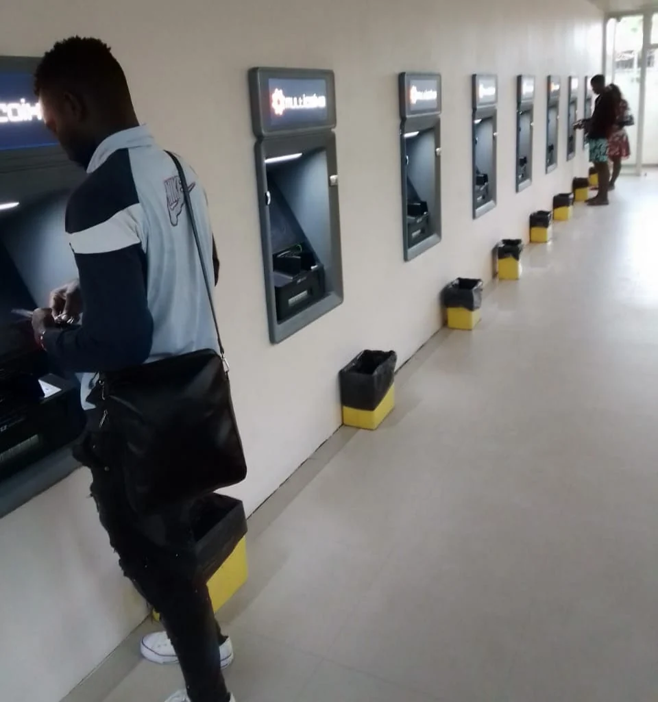 Assistência a caixas automáticas numa agência