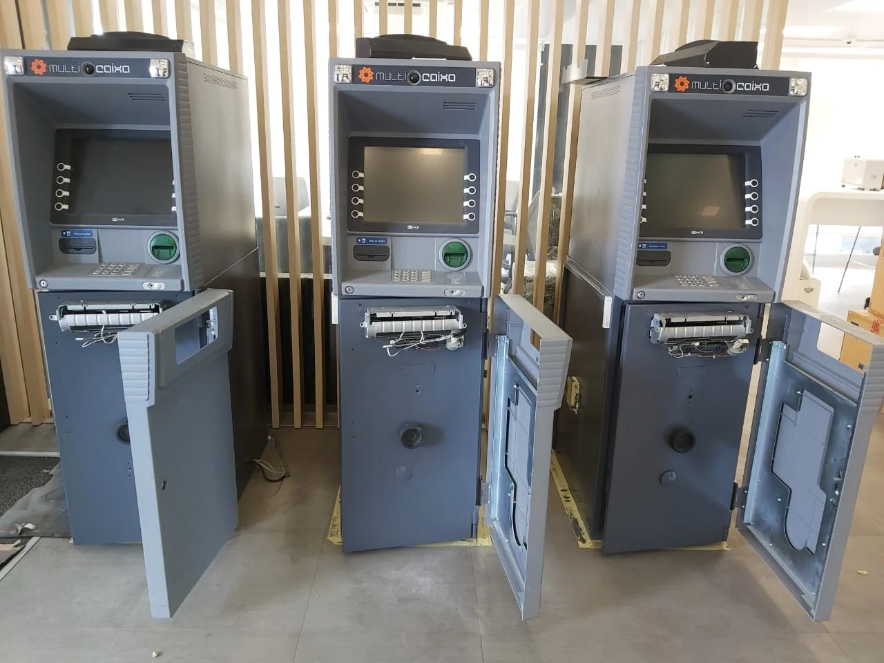 Cofres de caixas automáticas abertos para intervenção