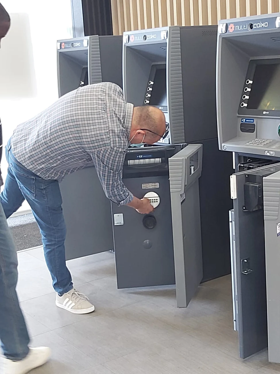 Abertura de cofre de caixa automática