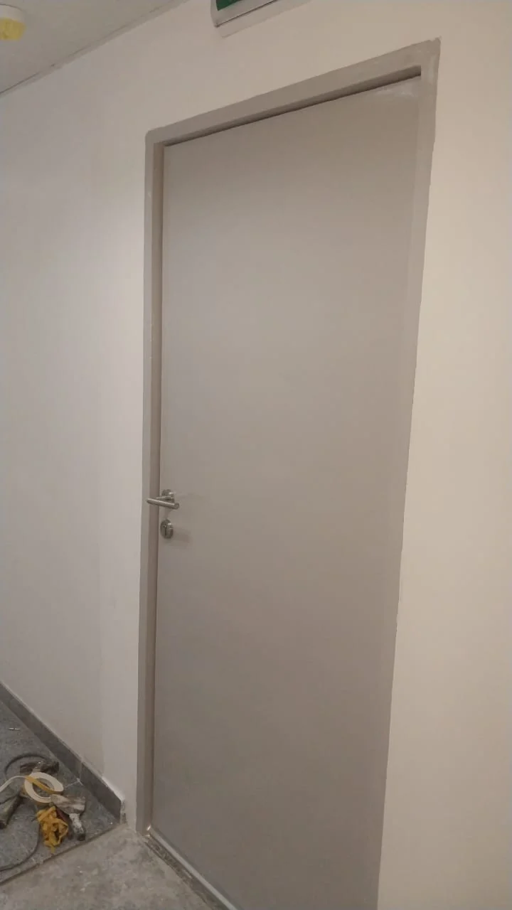 Porta de segurança com acabamento lacado